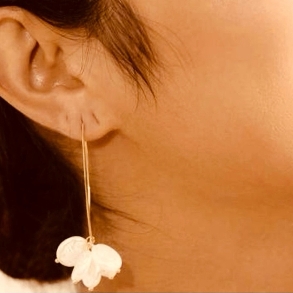 Anthropologie “Freshwater Pearl Disc Cluster” Elongated Open Loop Gold Wire Hoop - Picture 16 of 16